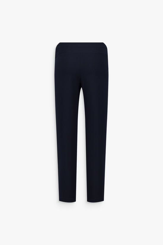 Pantalon droit marine, boutons décoratifs et silhouette structurée.