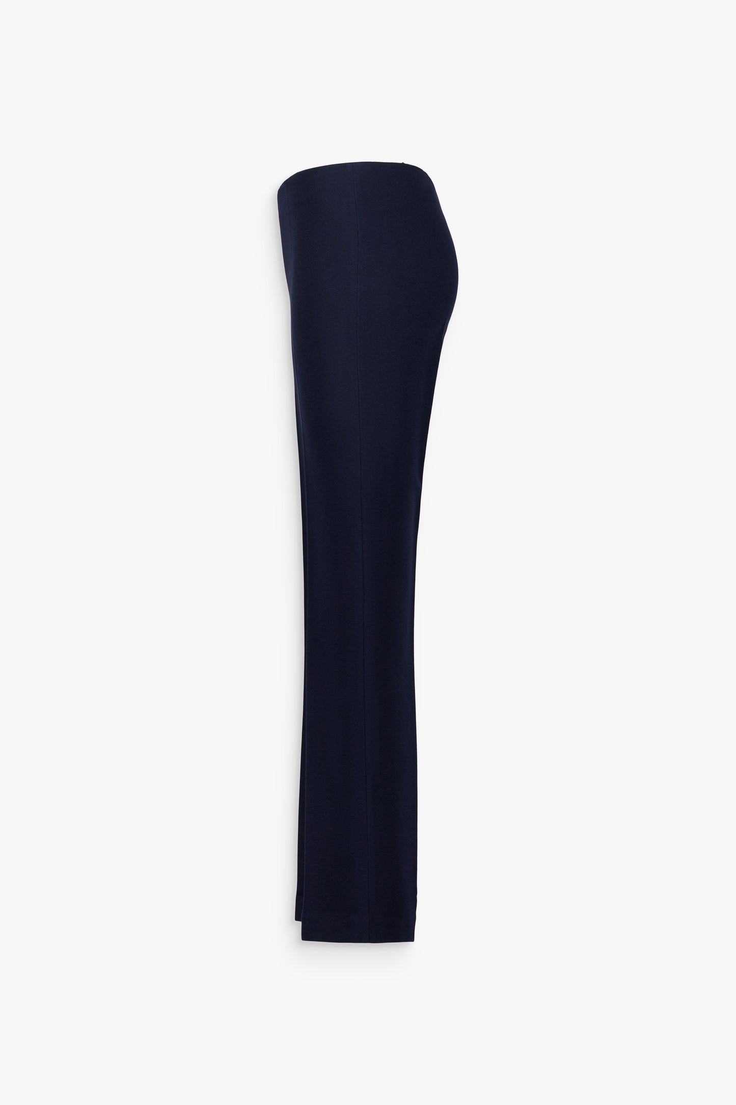 Pantalon marine, design sobre avec plis qui allongent la silhouette.