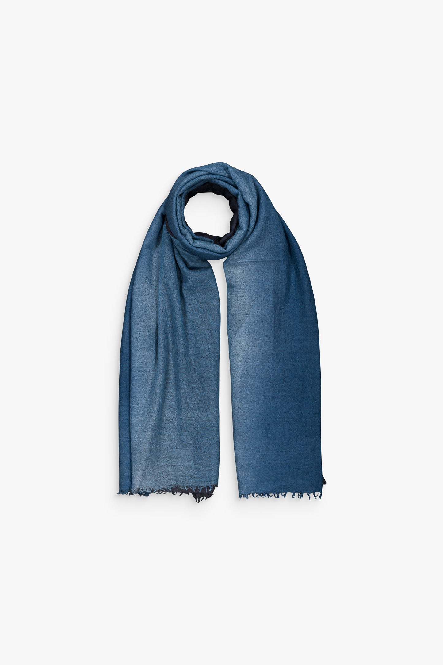 Écharpe bleu denim en cachemire, toucher soyeux et légèreté raffinée.