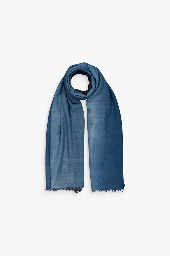 Écharpe bleu denim en cachemire, toucher soyeux et légèreté raffinée.