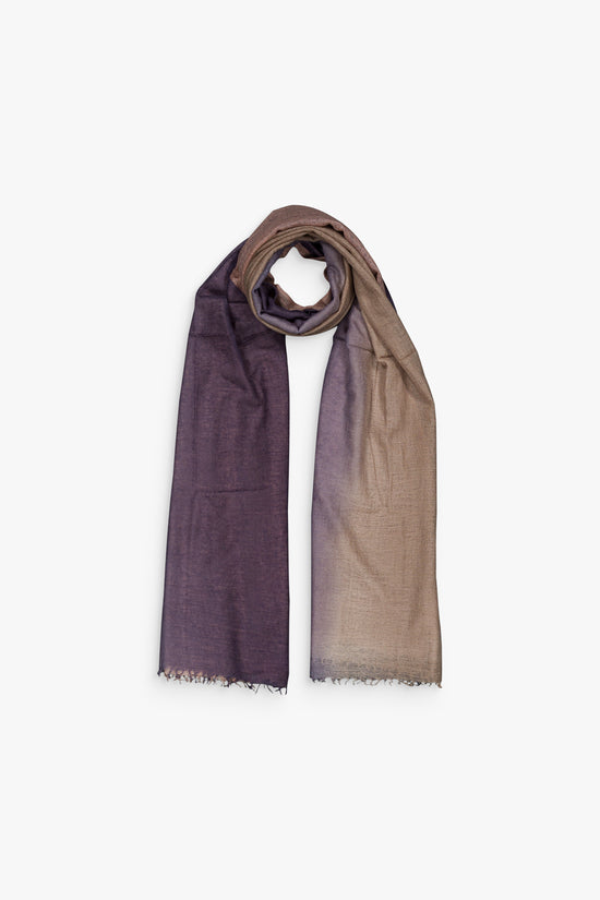 Écharpe rose pâle en cachemire, douceur et légèreté pour un style raffiné.