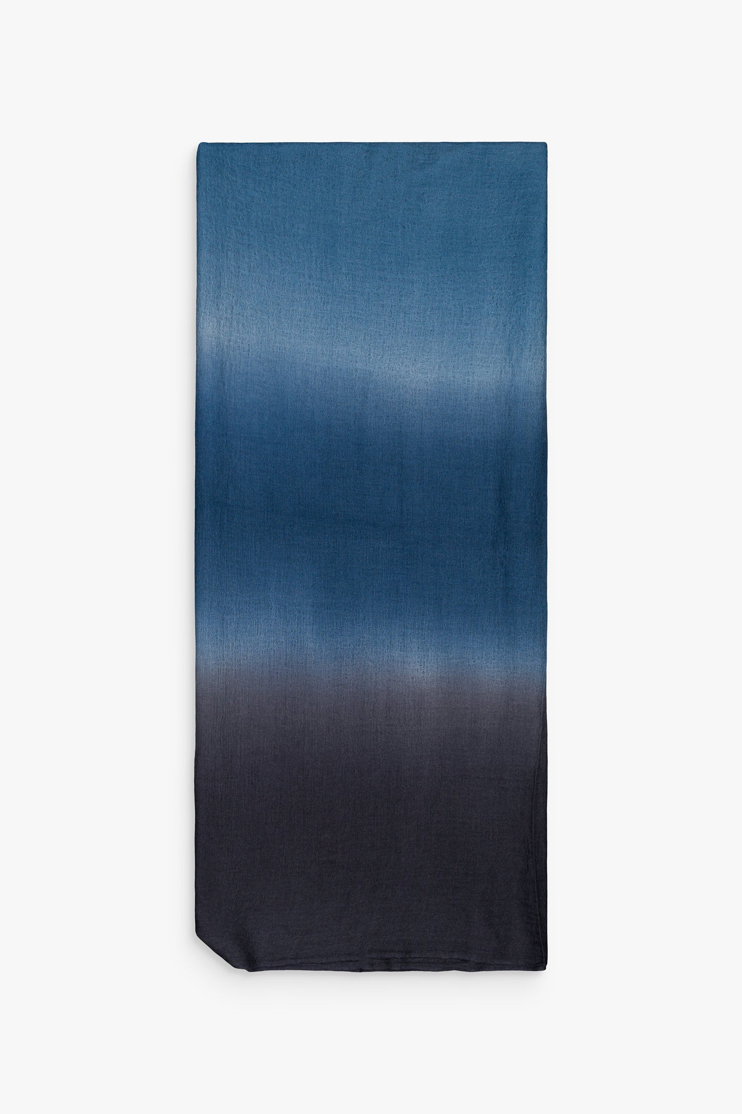 Écharpe cachemire bleu denim, accessoire chic pour manteau ou veste.