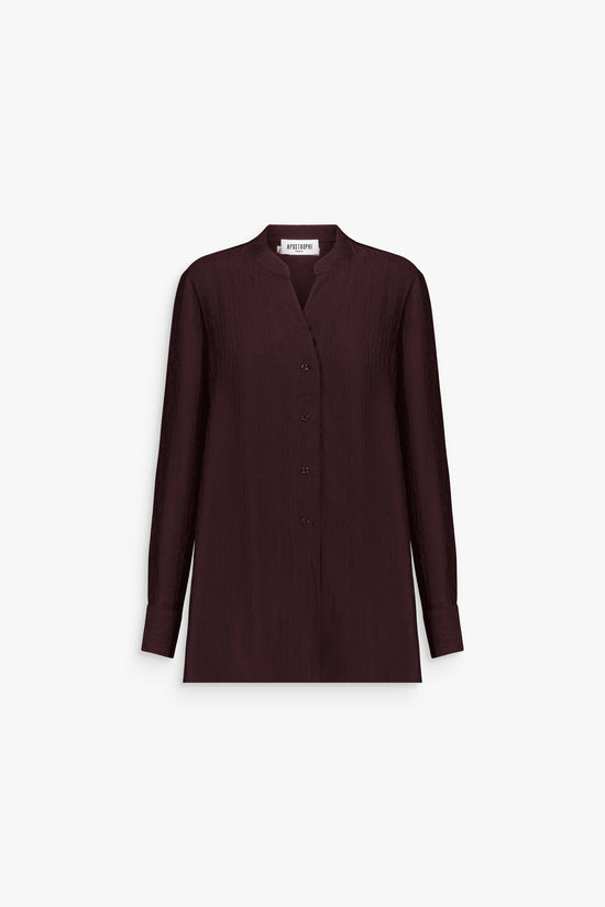 Chemise grenat, col mao revisité et encolure en V, coupe droite épurée.