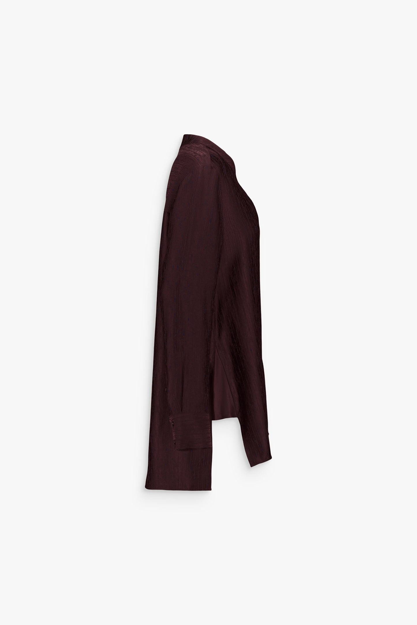 Chemise droite grenat, idéale seule ou sous une veste.