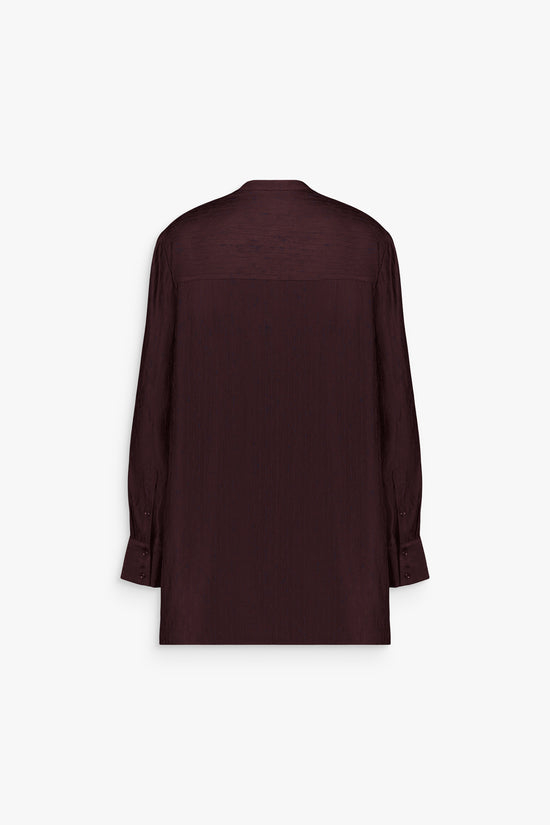 Chemise grenat col mao, design moderne et teinte chaleureuse.
