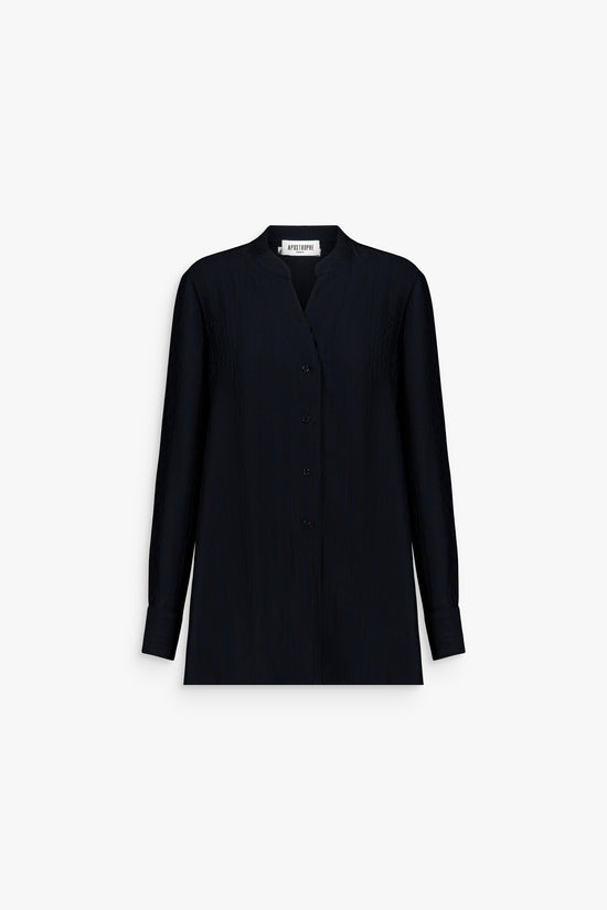 Chemise marine, col mao revisité et décolleté en V, coupe droite moderne.
