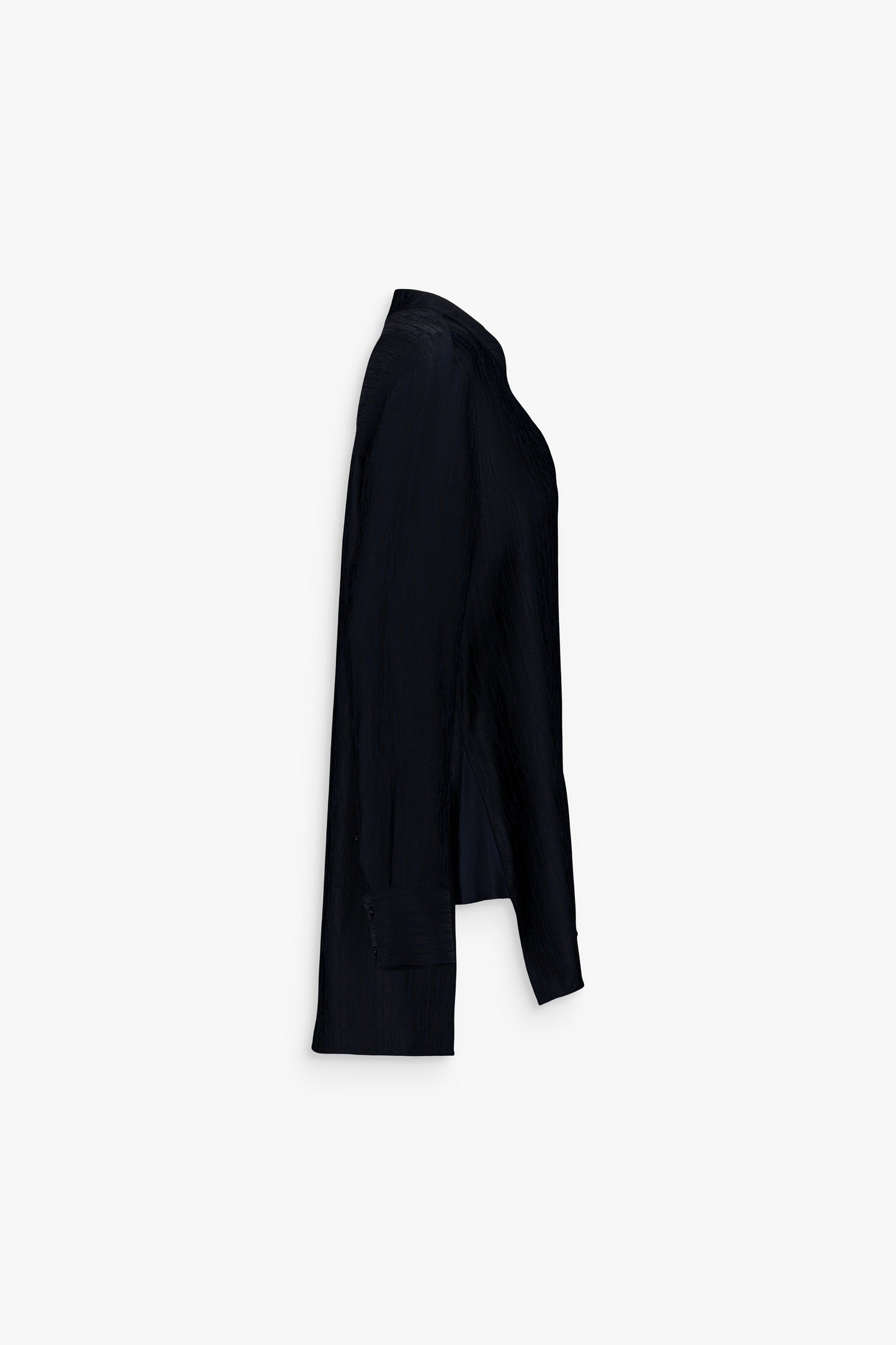 Chemise col mao marine, élégante seule ou sous une veste.