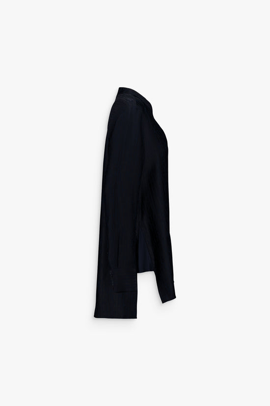 Chemise col mao marine, élégante seule ou sous une veste.