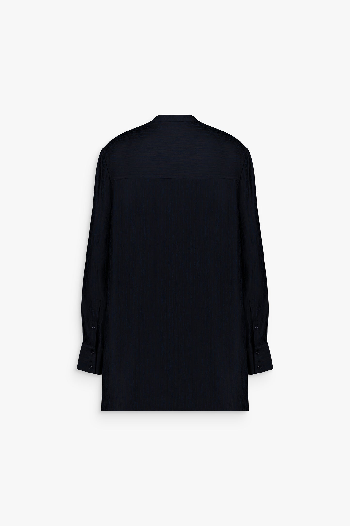 Chemise femme marine, style contemporain et silhouette nette et raffinée.