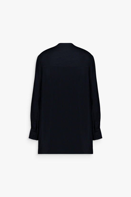 Chemise femme marine, style contemporain et silhouette nette et raffinée.