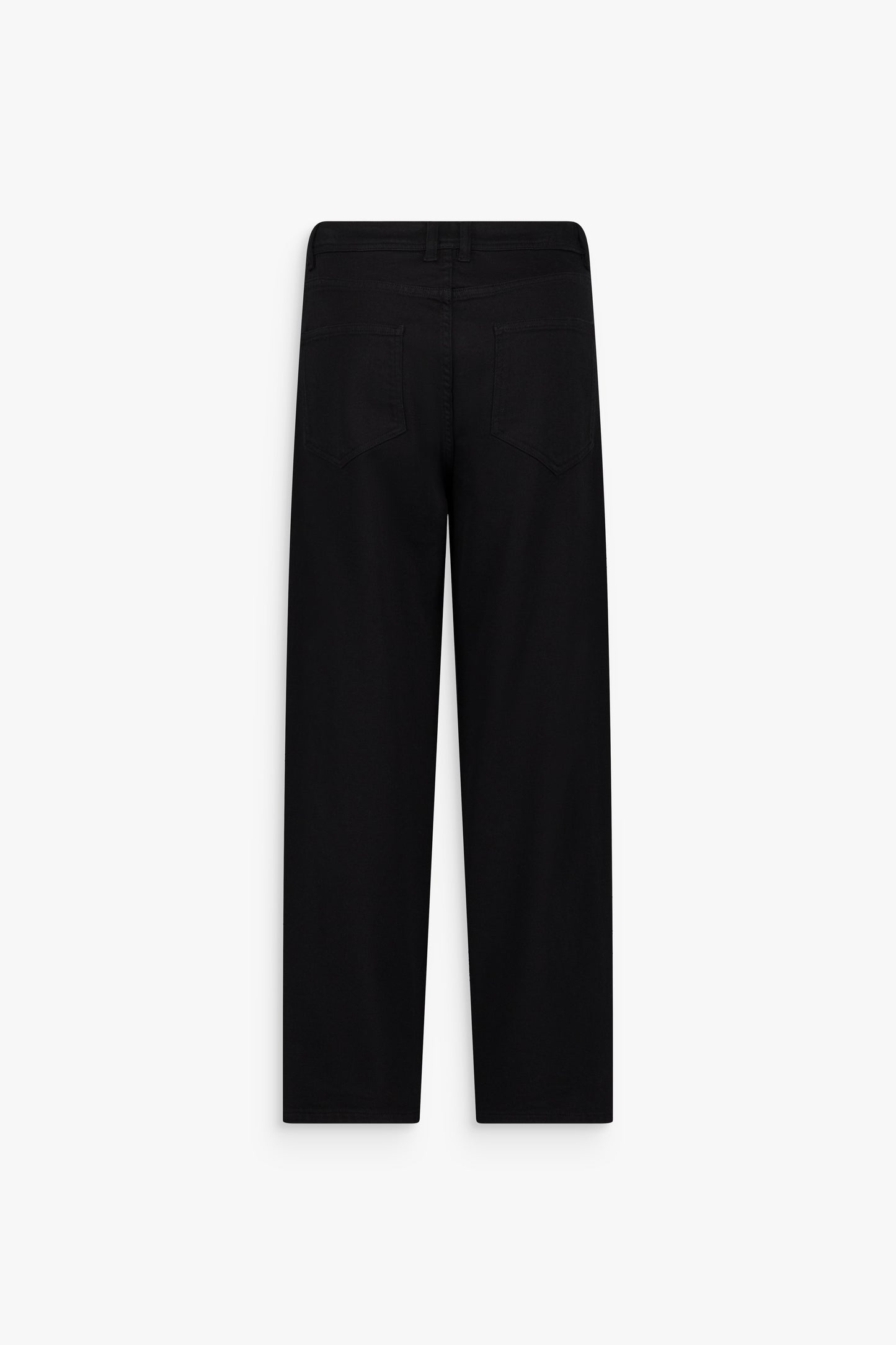 Jean noir droit, poches pratiques et rivets métalliques discrets.