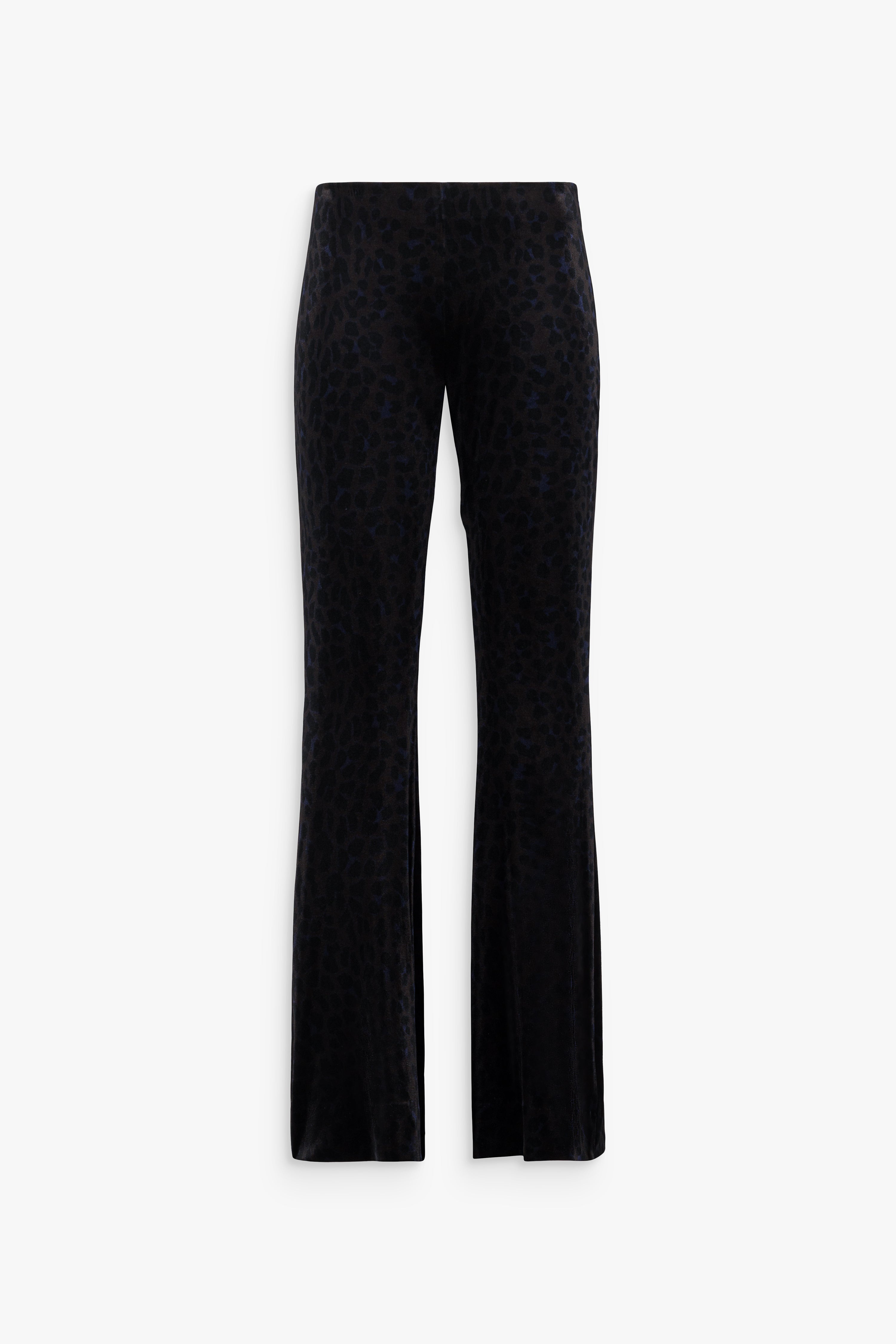 Pantalon long en velours ébène avec imprimé léopard, coupe évasée et texture raffinée.