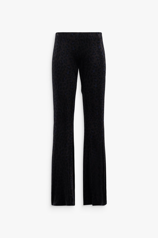 Pantalon long en velours ébène avec imprimé léopard, coupe évasée et texture raffinée.