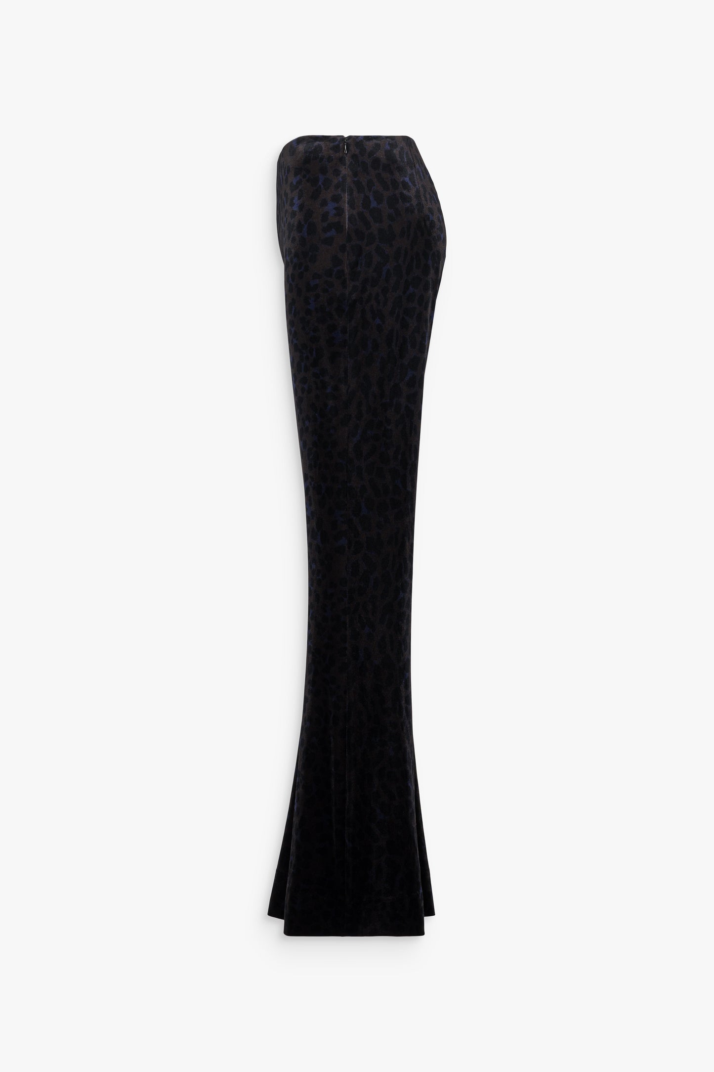 Détail du velours imprimé léopard et de la coupe évasée du pantalon ébène.