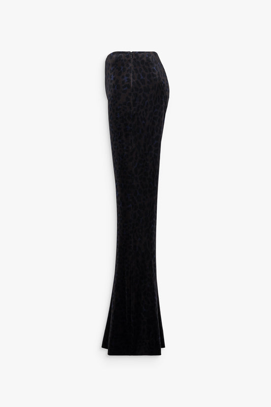Détail du velours imprimé léopard et de la coupe évasée du pantalon ébène.