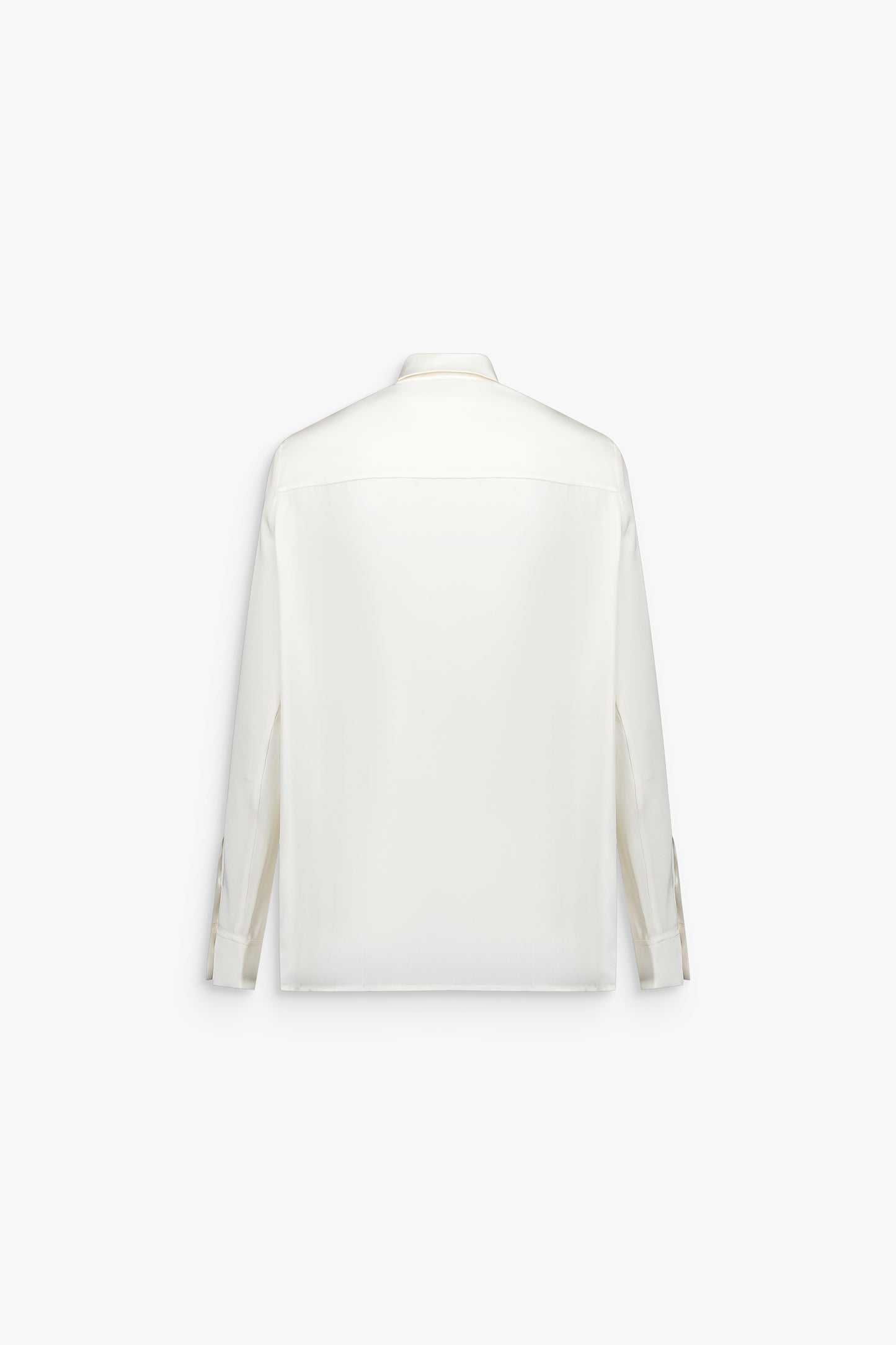 Chemise femme blanc cassé, manches longues et patte de boutonnage apparente.