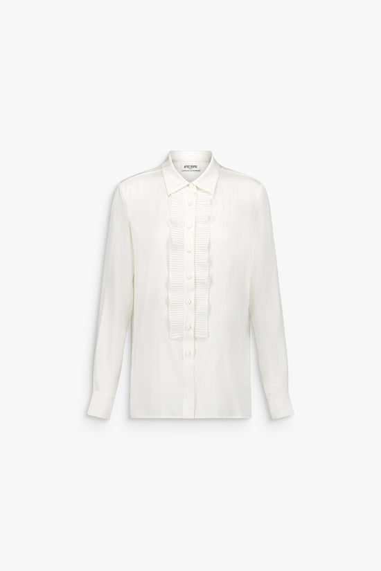 Chemise blanc cassé, volant plissé délicat et plastron structuré, coupe droite.