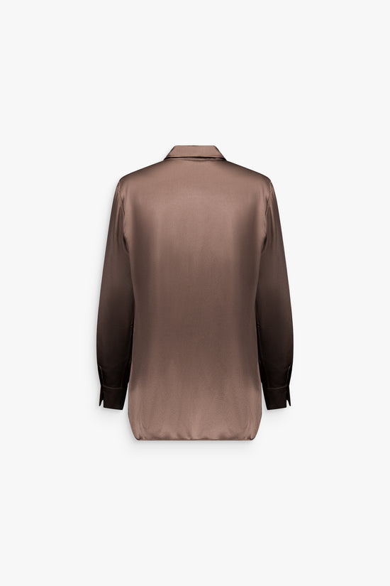 Chemise taupe moyen, fluide et versatile pour tenues classiques ou audacieuses.
