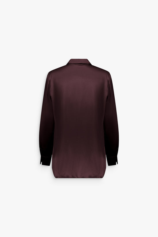 Chemise en soie grenat, style élégant et silhouette nette.