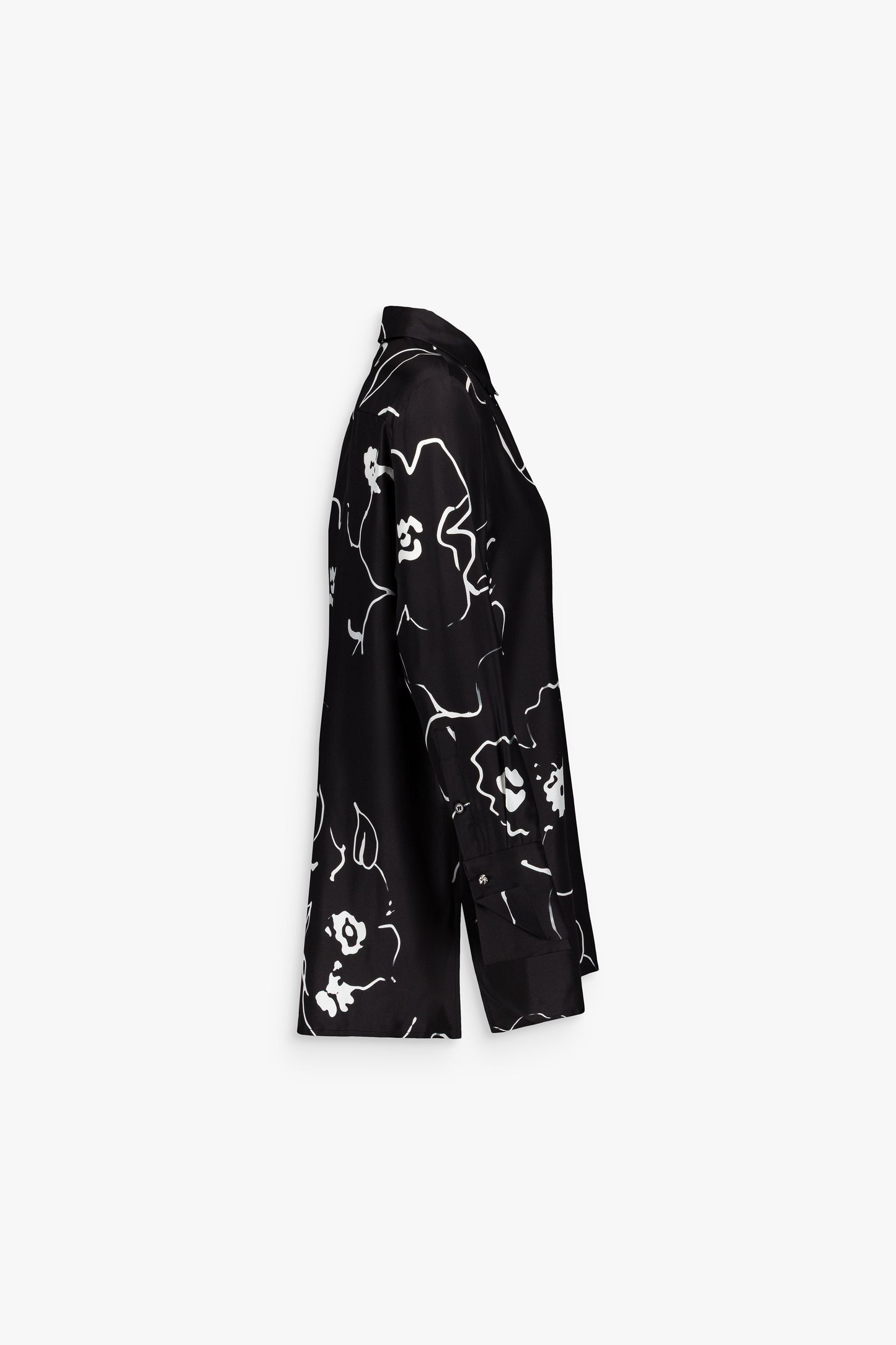 Chemise en soie noire à fleurs, style sophistiqué et fluide du bureau à la soirée.
