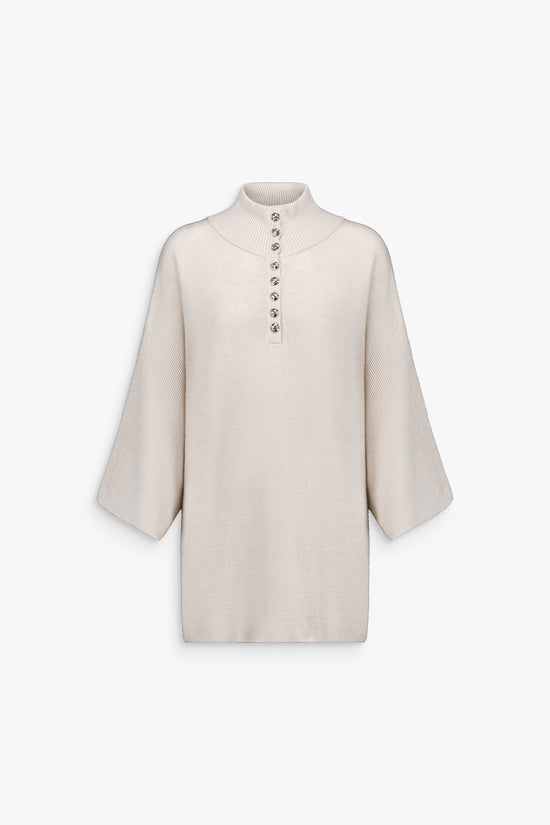 Pull en laine, couleur béton, coupe droite et raffinement minimaliste.