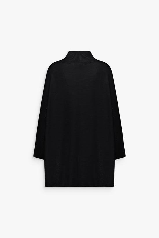 Pull col roulé noir, style structuré et élégant.