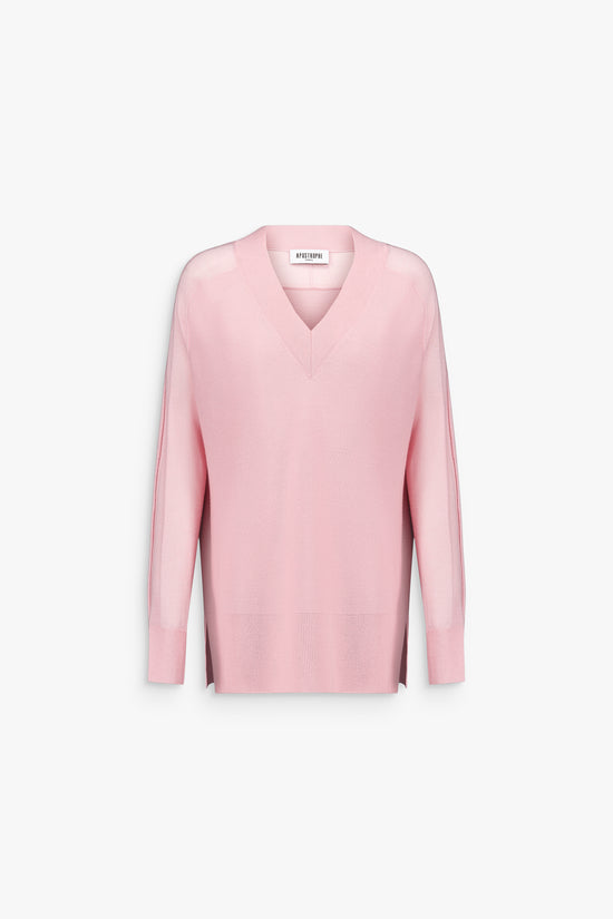 Pull rose délicat en maille fine, col V et coupe ajustée.