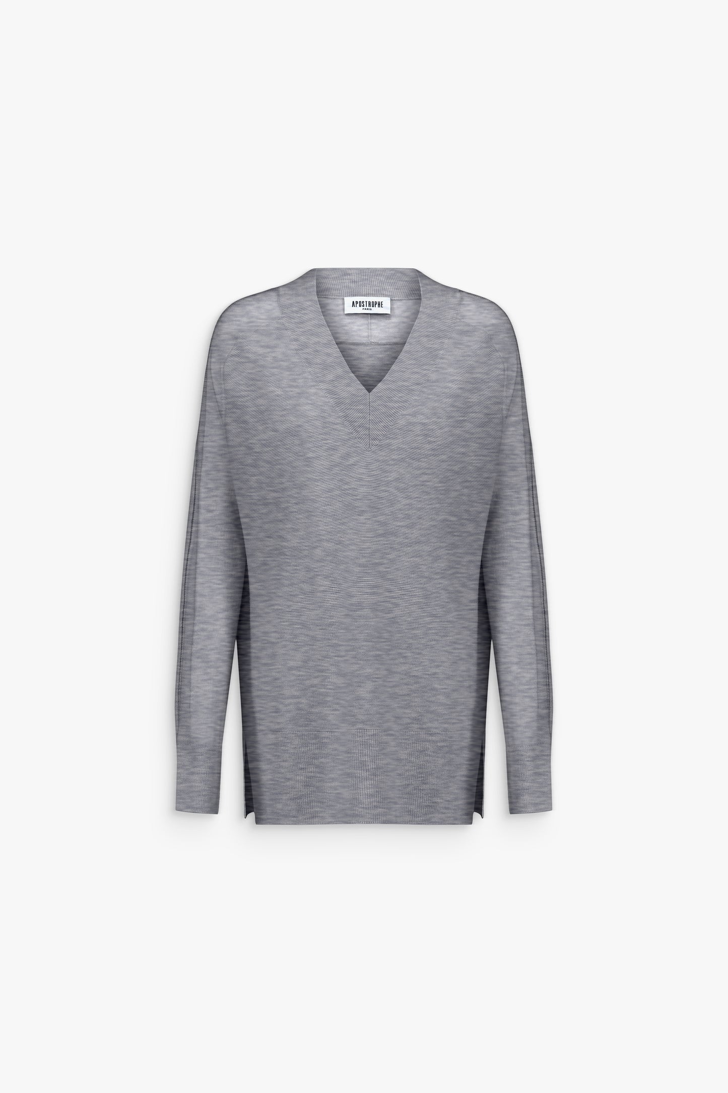 Pull gris moyen en laine, col V et coupe ajustée, élégance simple.