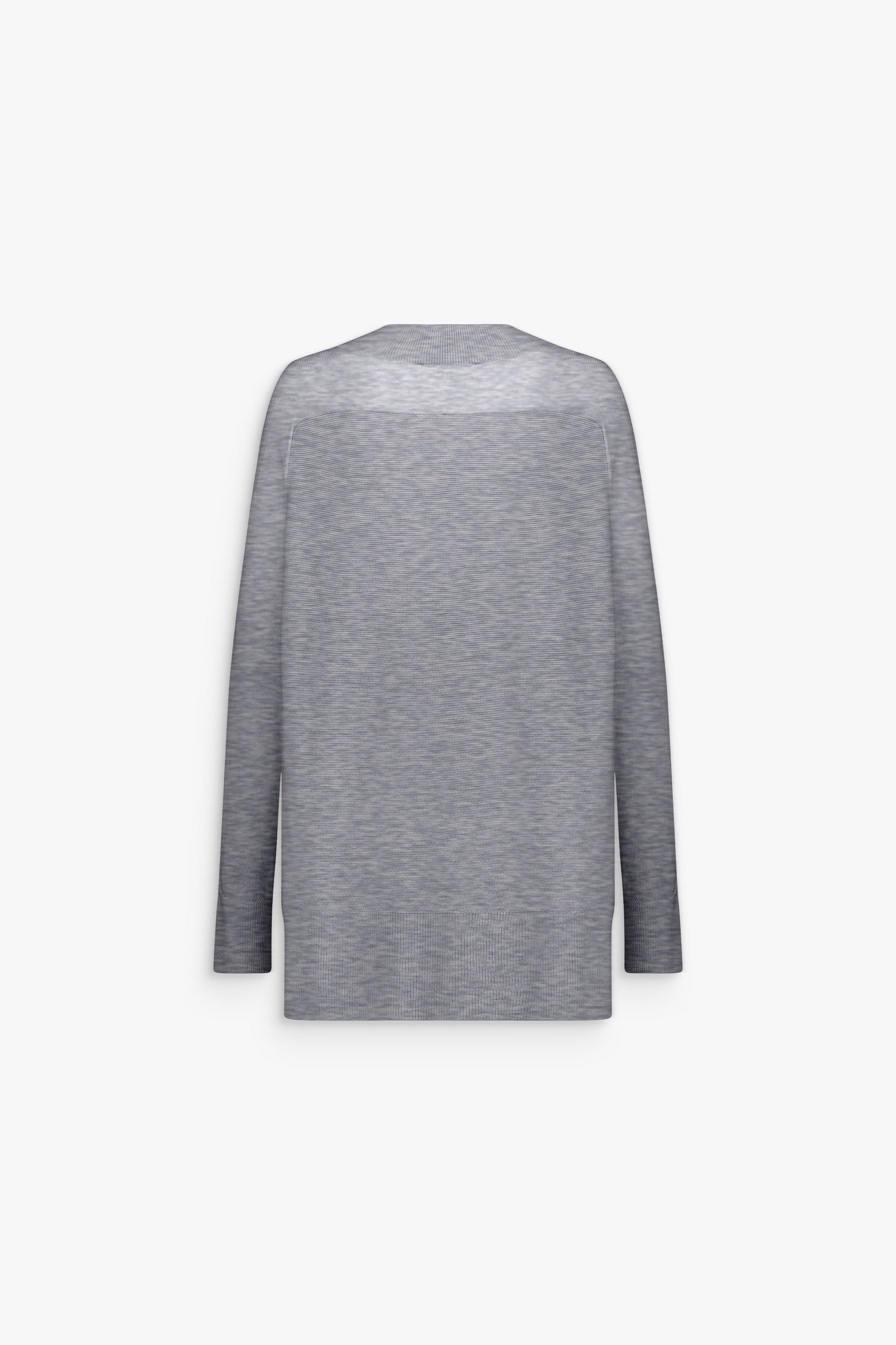 Pull femme gris subtil, maille fine et silhouette structurée.