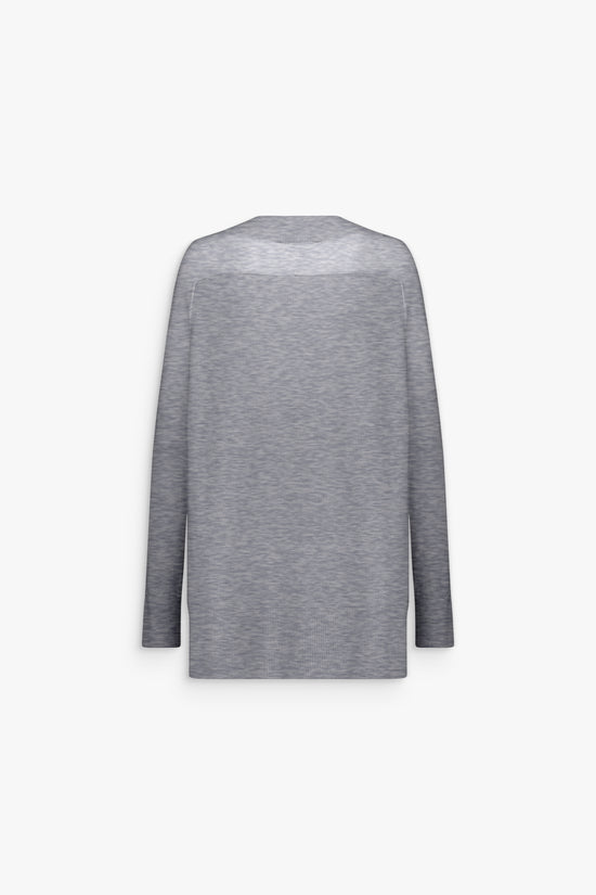 Pull femme gris subtil, maille fine et silhouette structurée.