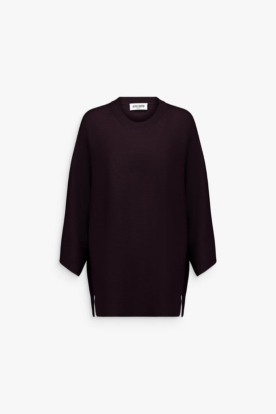 Pull grenat en laine, col rond et manches 3/4, douceur et sobriété.