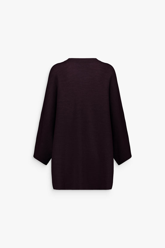 Pull grenat en laine, fluide et raffiné, facile à associer.