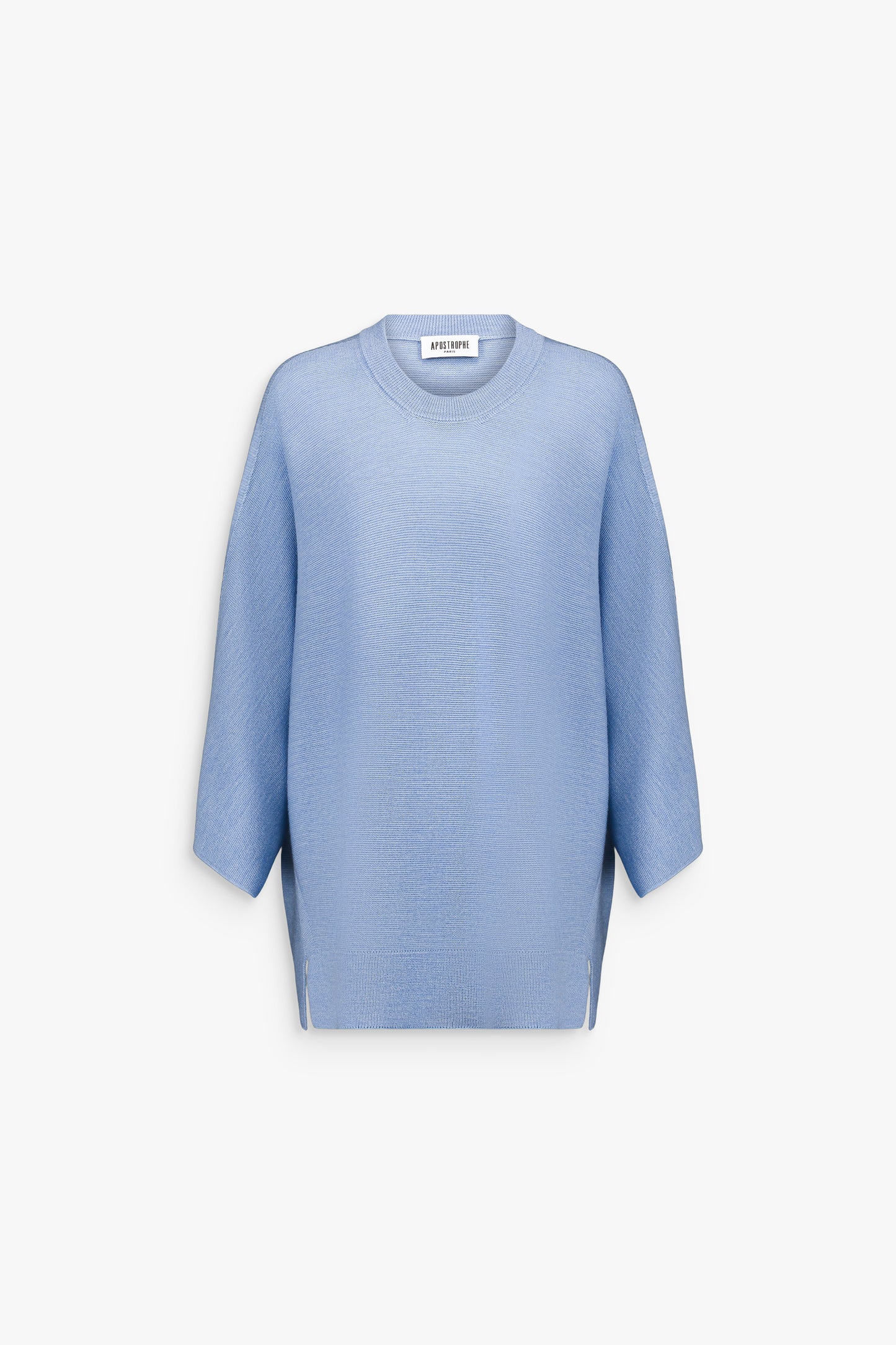 Pull en laine bleu moyen à col rond et manches 3/4, élégance discrète.
