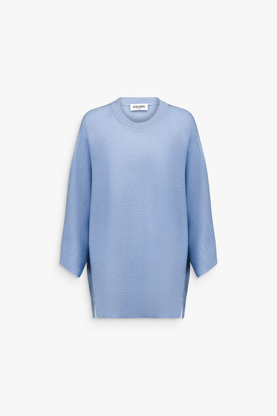 Pull en laine bleu moyen à col rond et manches 3/4, élégance discrète.