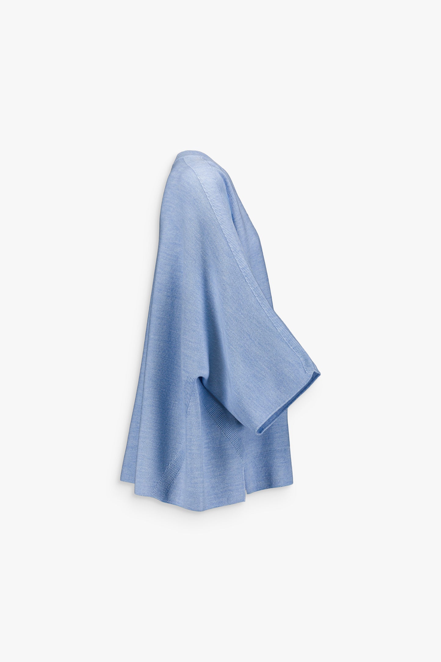 Pull femme en laine bleu subtil, coupe classique et légère.